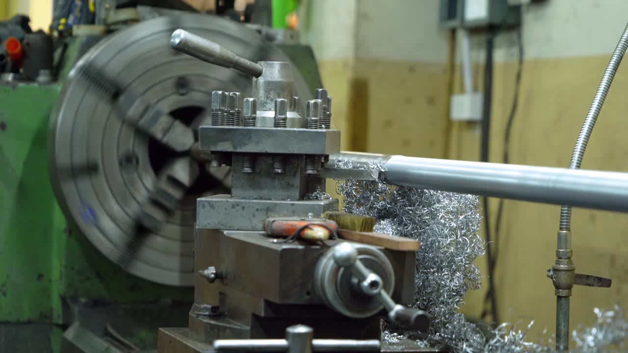 금속 섬유는 강철 금속 도자기 기계 엔진의 큰 드릴을 중심으로 회전하고 있으며, 산업 제조 공장 공장에서 작동하는 기술 제조업체입니다.