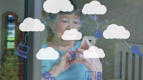 animación de nubes e iconos digitales sobre una mujer usando un teléfono inteligente