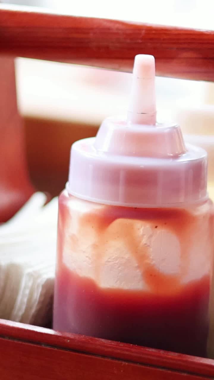 소스 병이 캐디에 약간 이동