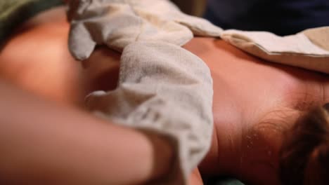 mujer recibiendo un masaje de espalda
