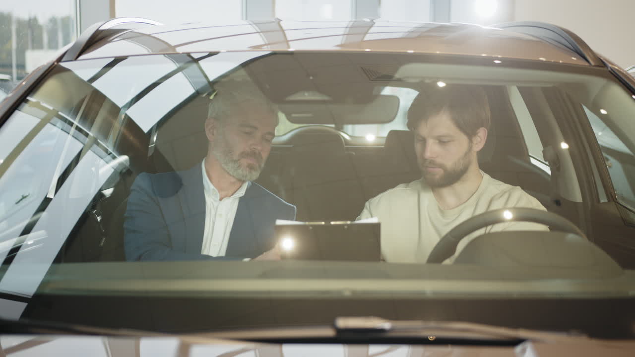 vendedor de automóviles discutiendo con un cliente