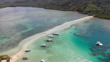 Toma-De-Movimiento-Hacia-Adelante-De-Una-Playa-Tropical-De-La-Isla-De-Las-Serpientes,-El-Nido,-Palawan,-Filipinas