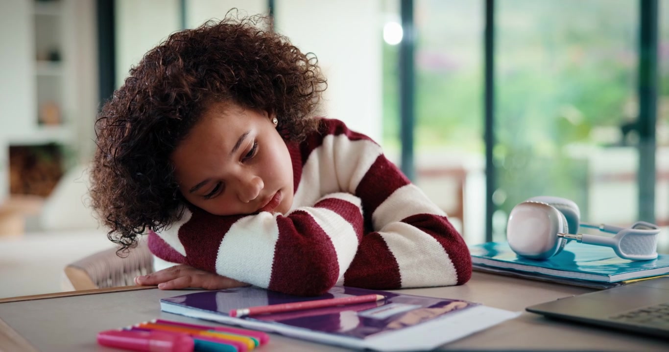 Studente Stanco che Appoggia la Testa sul Banco Mentre Studia