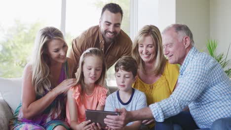 retrato de seis miembros de una familia caucásica de varias generaciones que pasan tiempo juntos en casa