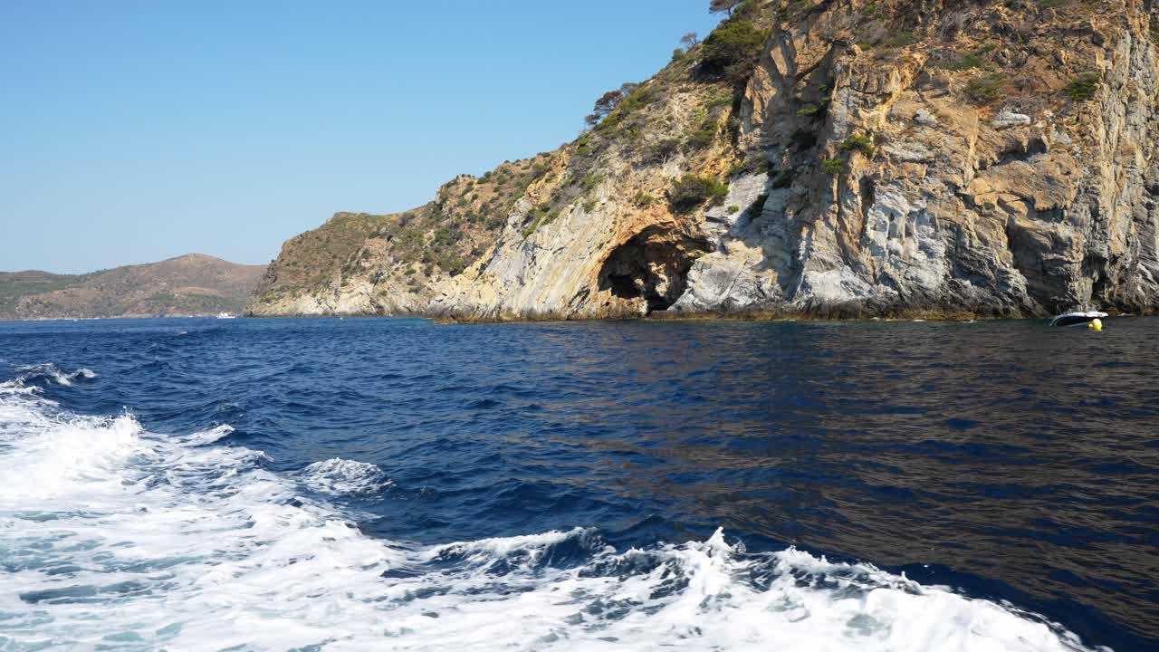 Scogliera costiera con grotta