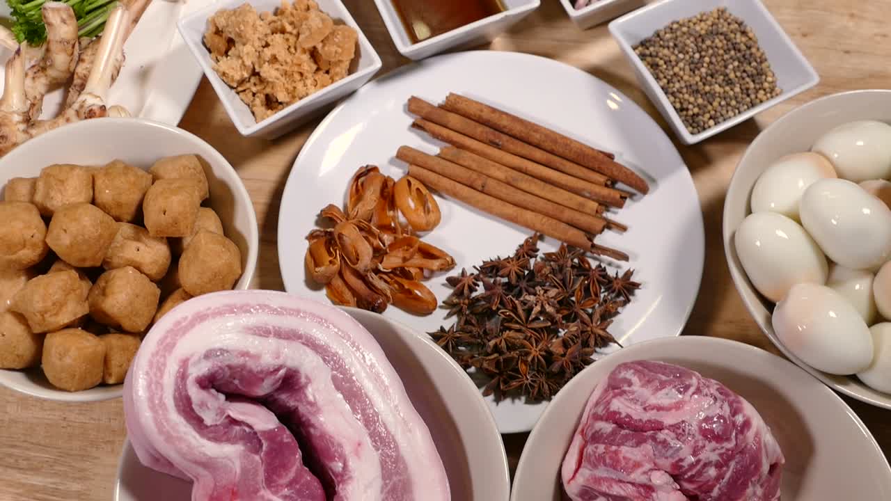 Ingrediente de Huevo Cocido en Sopa de Salsa Dulce, Kai Pa Loh, Plato Tailandés, Huevo Cocido en Sopa de Canela, Vista Superior-2
