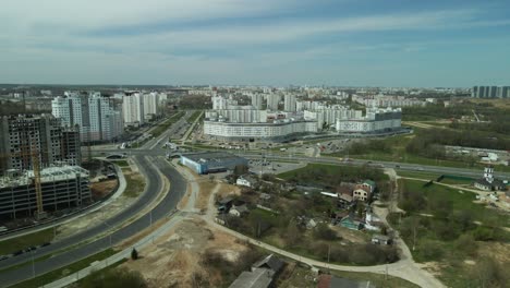 gran sitio de construcción. construcción de un moderno edificio residencial de varios pisos