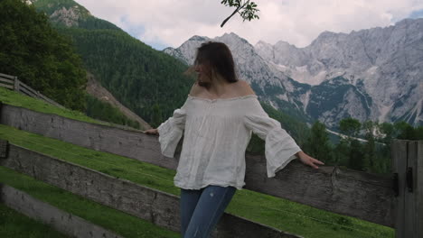 mujer en un valle de montaña