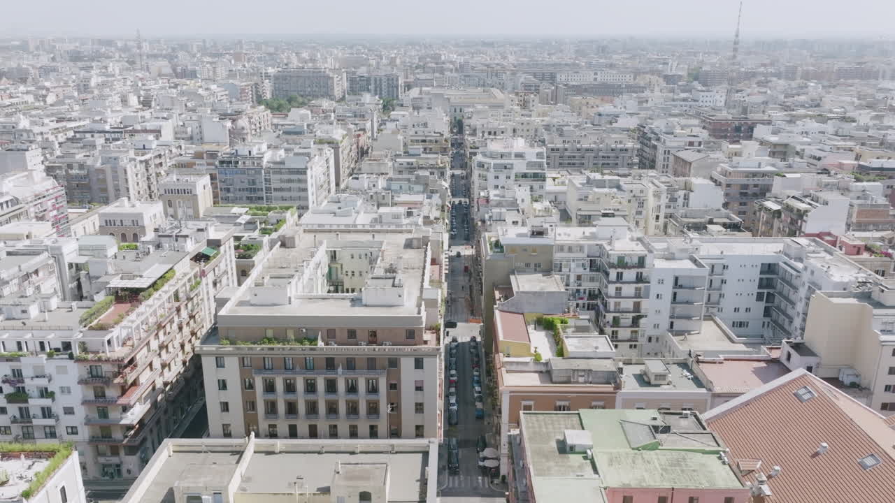 밝은 대낮에 이탈리아 바리 시내에 있는 도시 거리의 공중 비행