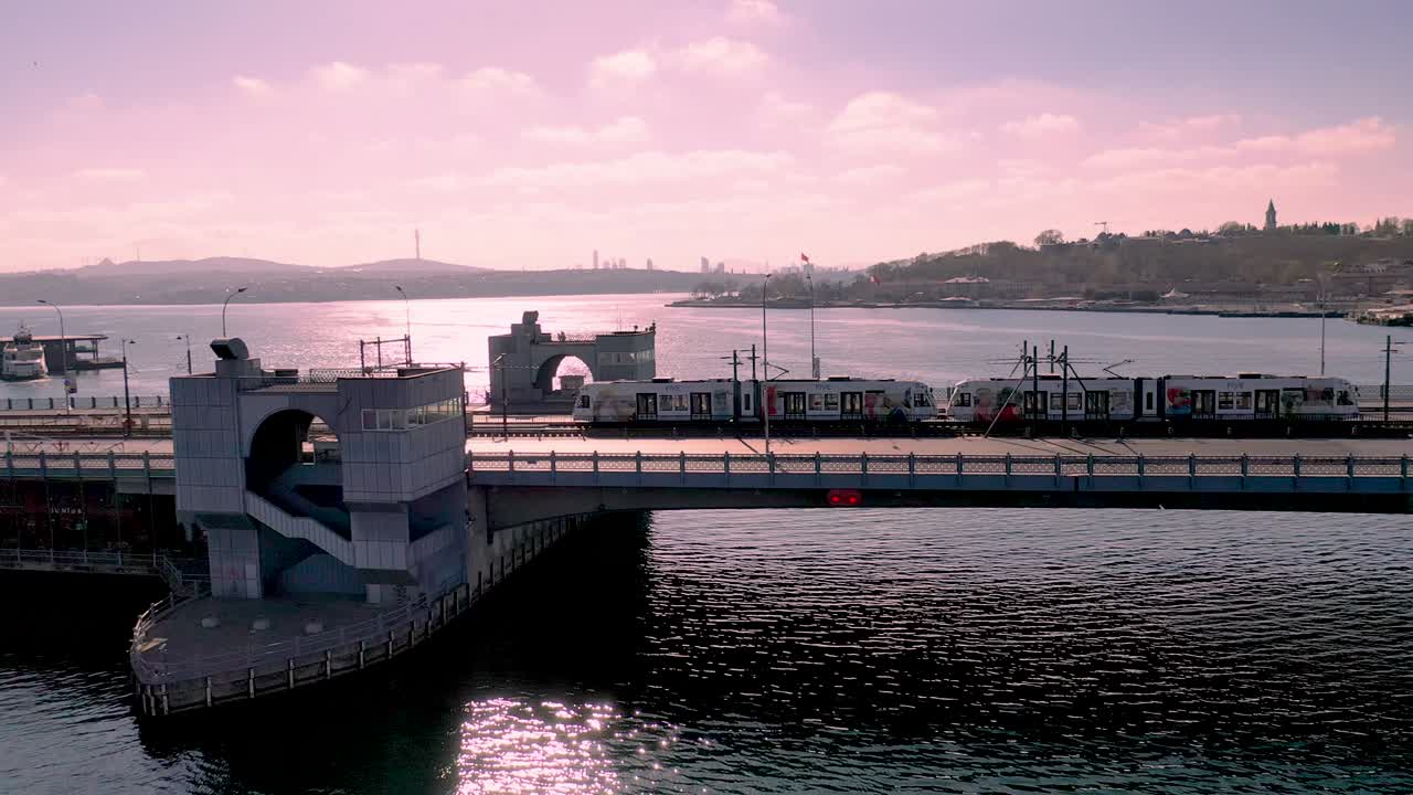 갈라타 다리와 트램웨이가 코로나19 팬데 코펜하우에서 이스탄불 에미노누에서 드론을 가지고 있습니다.