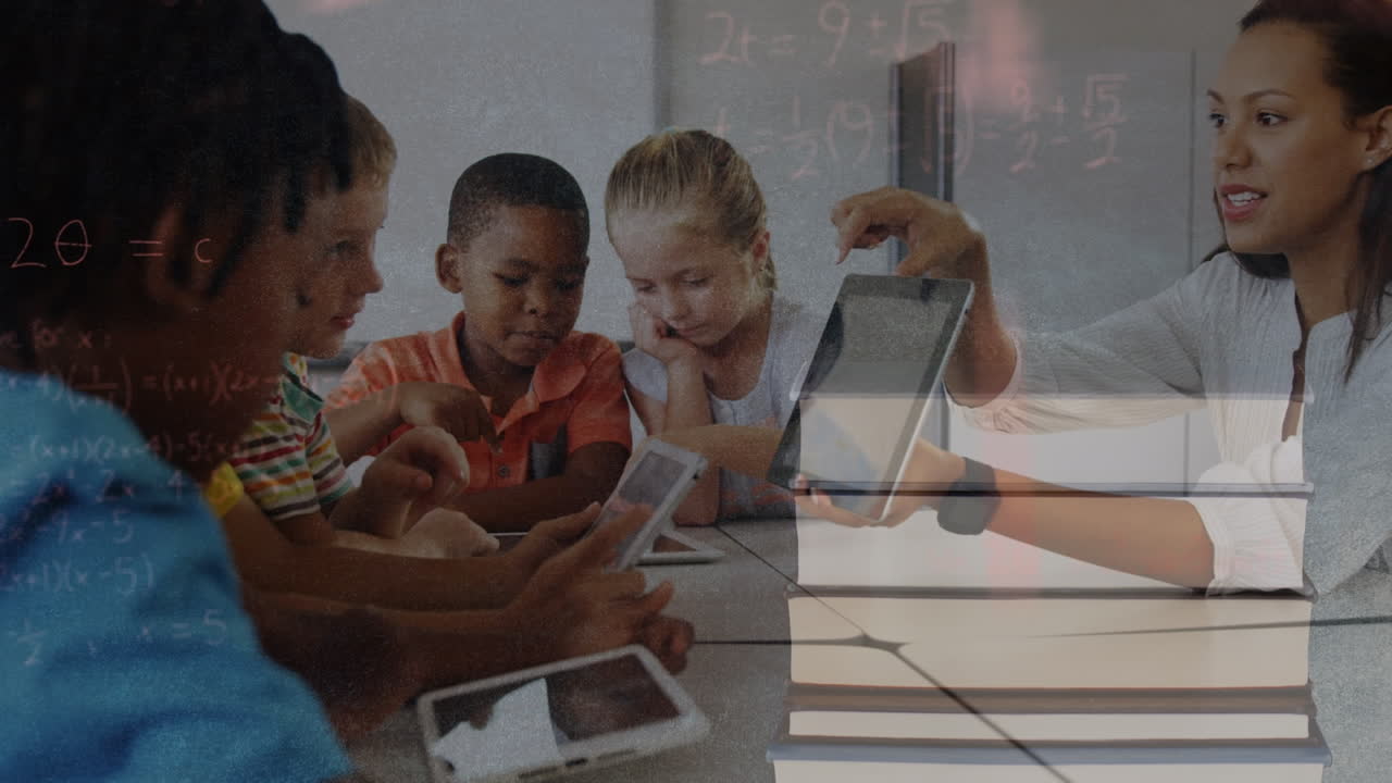 ecuaciones matemáticas sobre la maestra afroamericana para usar tableta digital a los niños en la escuela