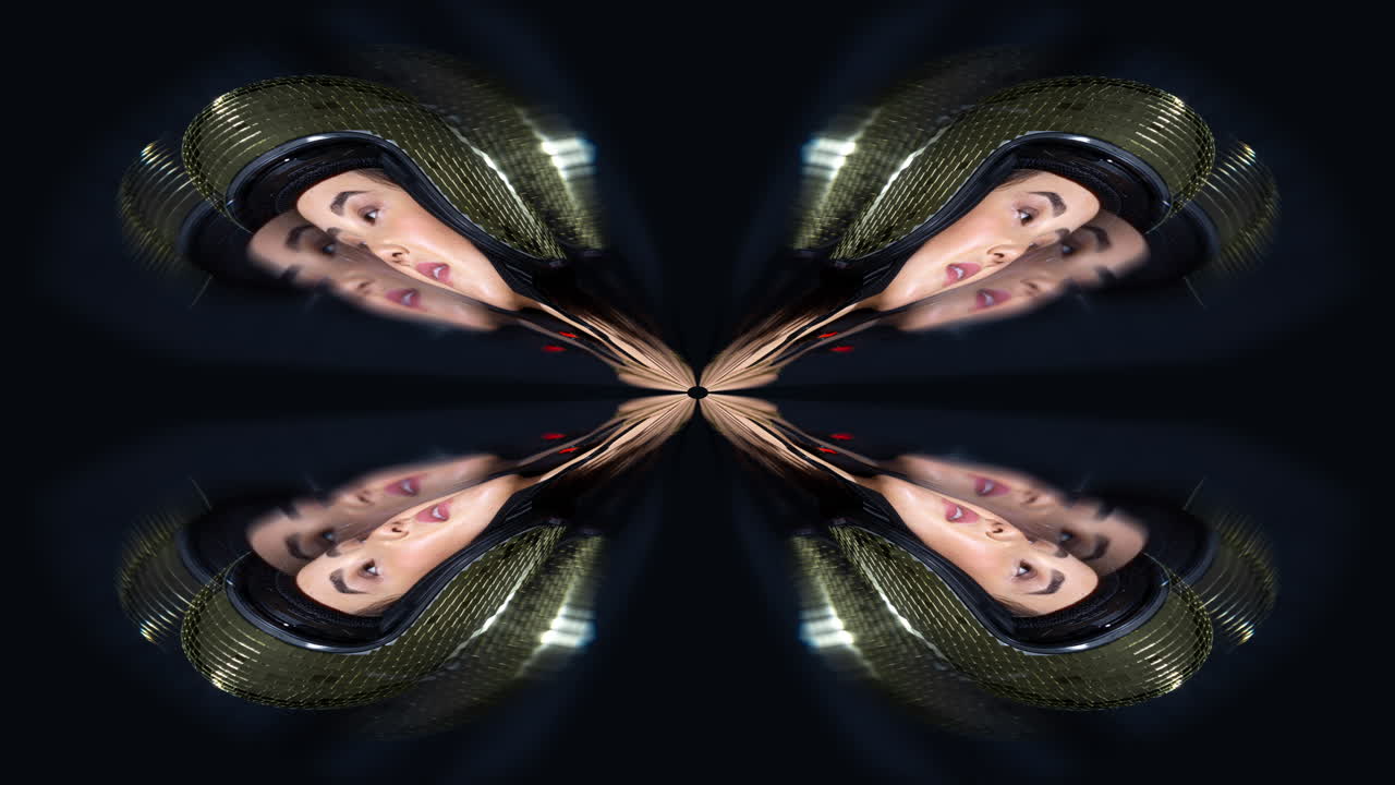 mujer posa con orejas de conejo de bola de espejo