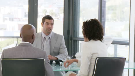 tres hombres de negocios ricos hablando de negocios