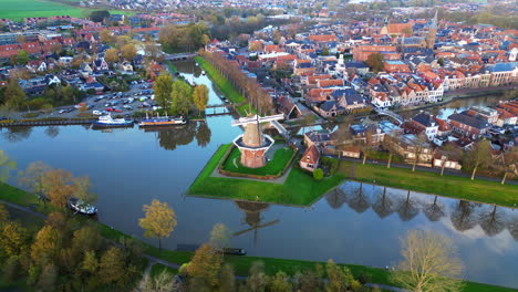 Vista-Aérea:-Molino-De-Viento-En-Dokkum,-Frisia,-Países-Bajos