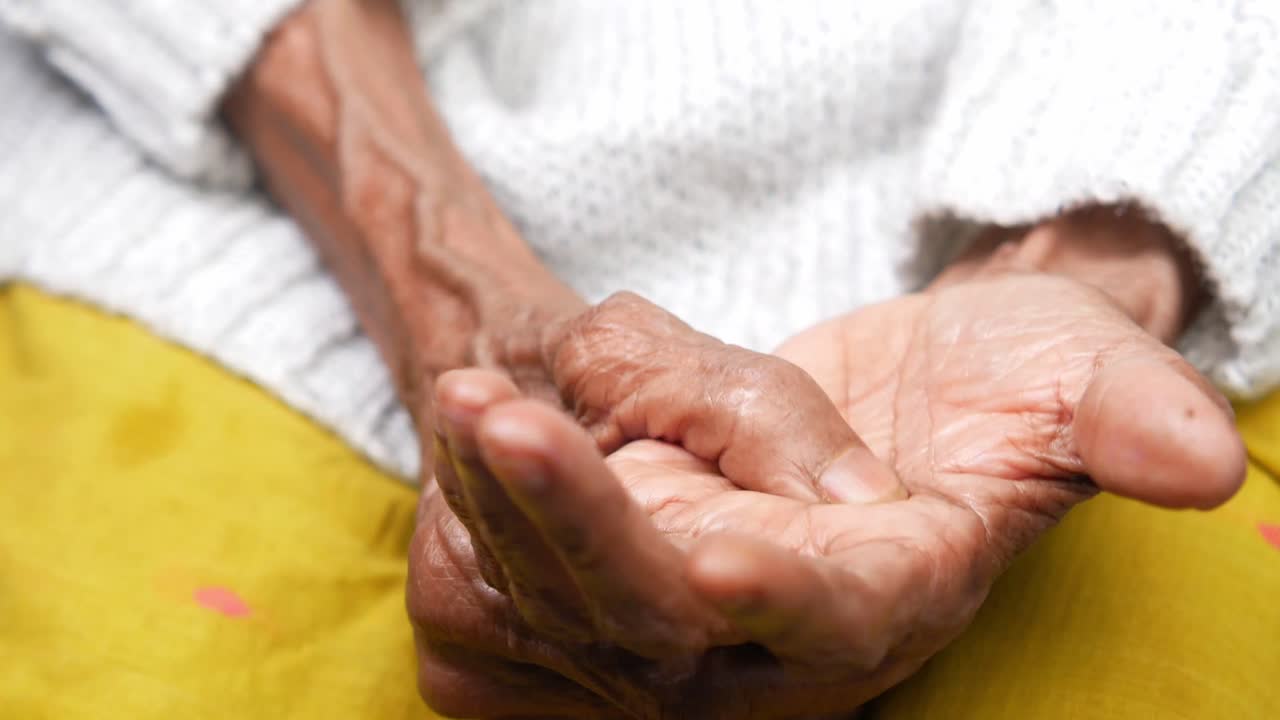 나이 든 손의 클로즈업