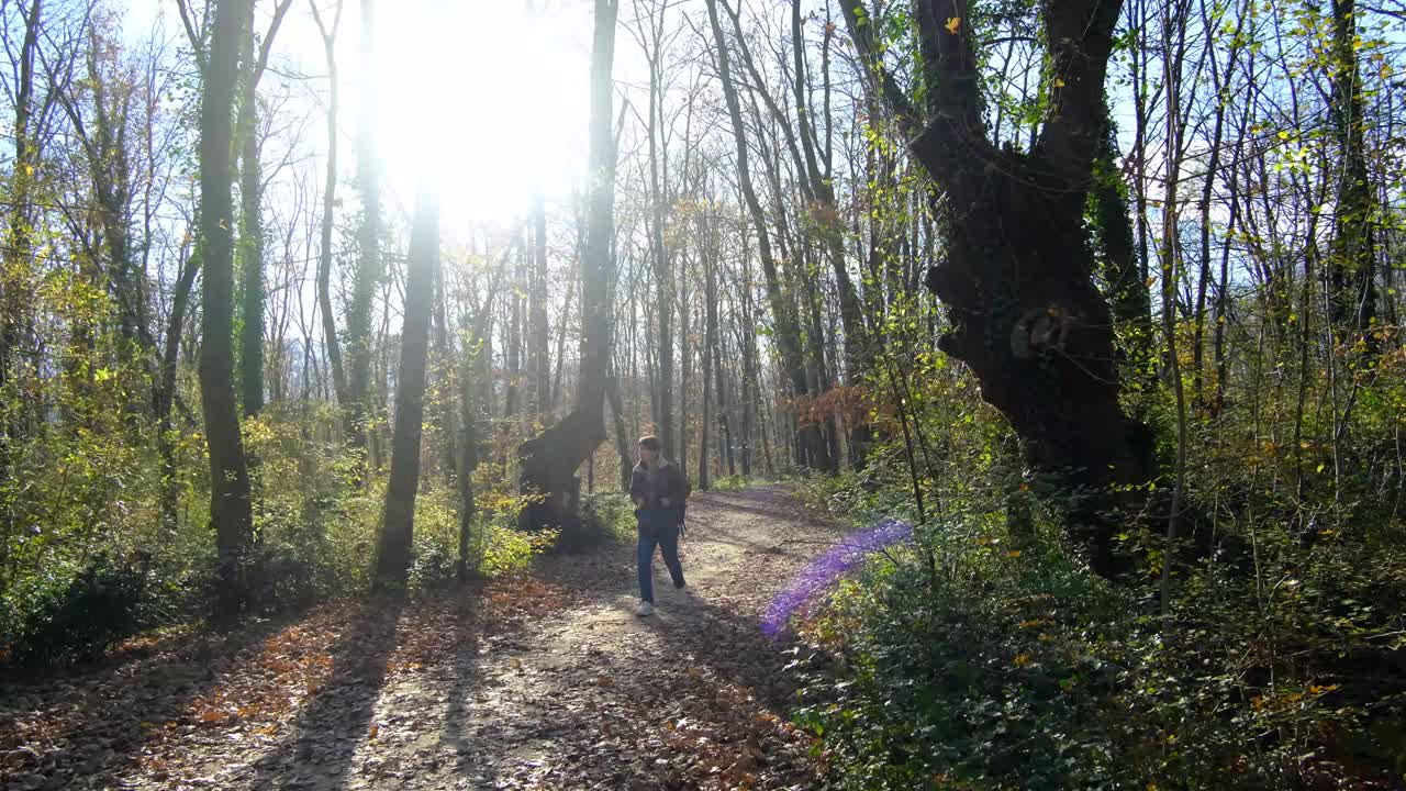 hombre solo de senderismo