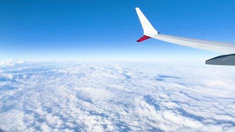 Toma-De-Vuelo-Muy-Nublado-Desde-El-Avión-En-México.