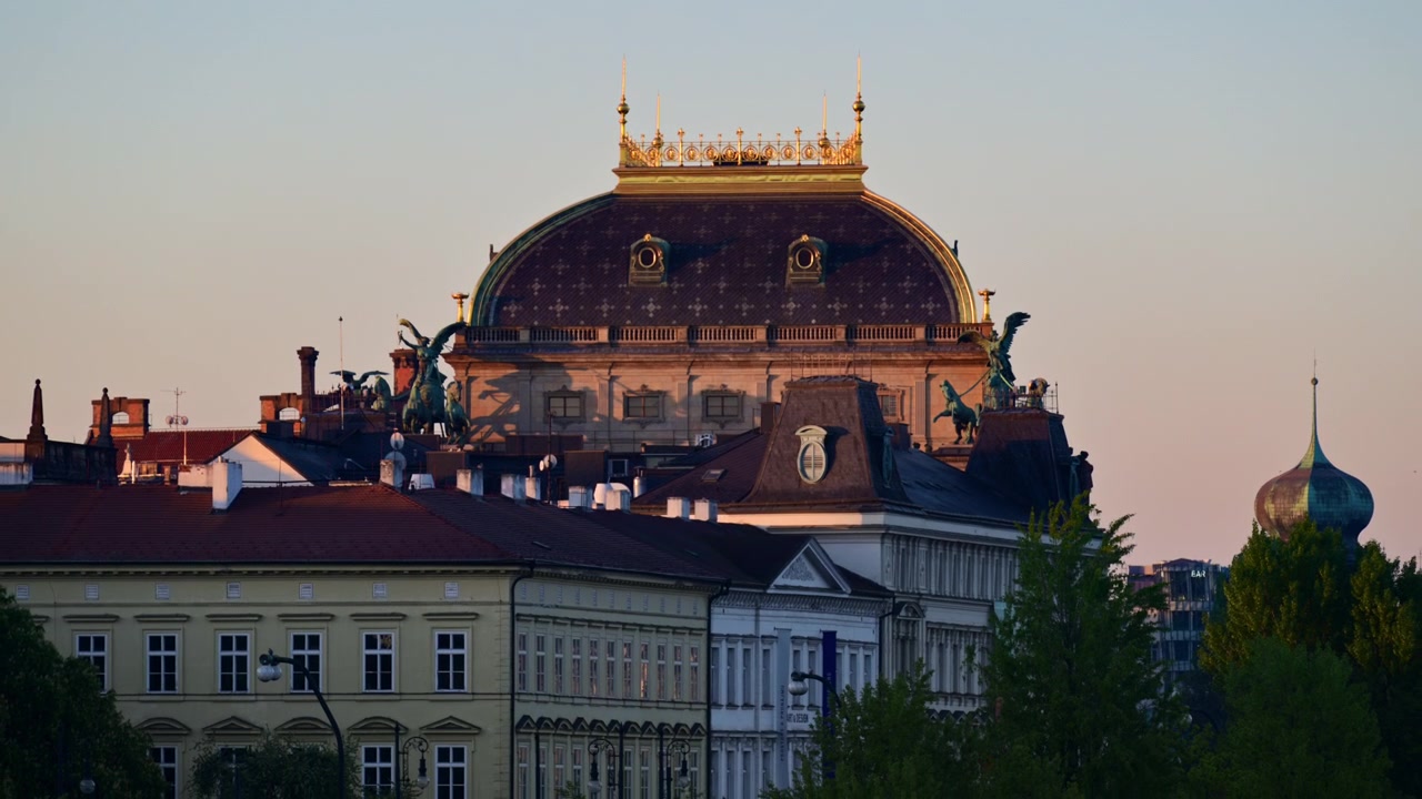 Il tetto del Teatro Nazionale con le sue statue di carri in bronzo e lo stemma dorato all'alba, Praga, Repubblica Ceca