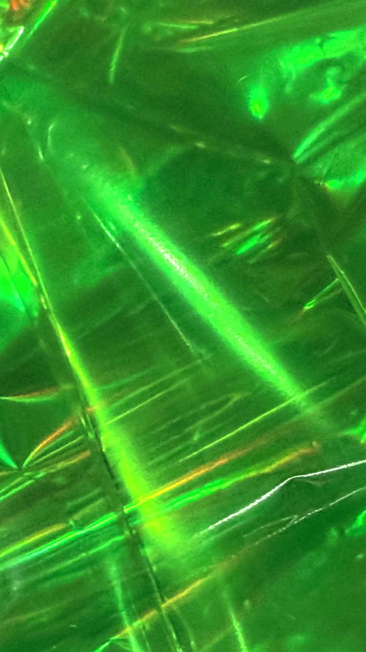 Sfondo astratto con pellicola verde stropicciata