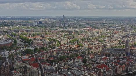 Amsterdam,-Niederlande,-Luftaufnahme-V22,-Weitwinkelaufnahme,-Die-Das-Stadtbild-Der-Innenstadt-über-Mehrere-Stadtteile-Hinweg-Einfängt-Und-Den-Kontrast-Zwischen-Traditionellen-Niederländischen-Gebäuden-Und-Später-Entwickelten-Architekturen-Zeigt-–-August-2021