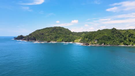 Ruhige-Hügel-Mit-Tropischer-Vegetation-An-Der-Küste-Der-Insel-Java,-Indonesien