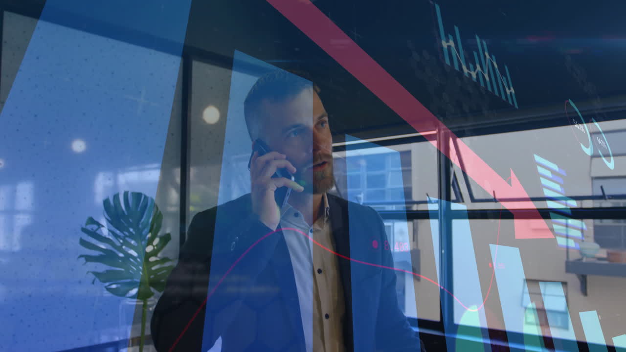 animación de procesamiento de datos y diagramas sobre empresario caucásico hablando en teléfono inteligente