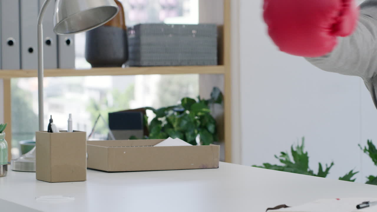 hombre de negocios frustrado con guantes de boxeo en la computadora portátil