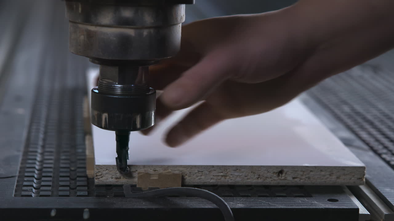 Macchina CNC che taglia il legno