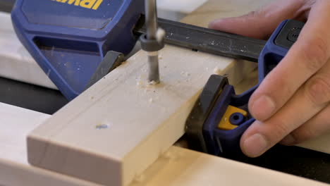 piezas de madera fijas de carpintero con abrazadera manual y taladros con profundidad establecida