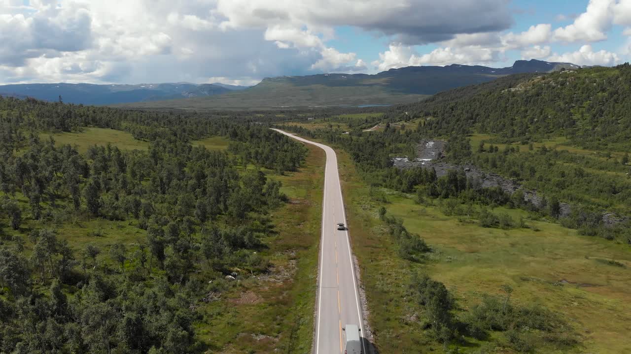 coches conduciendo a través de la carretera nacional noruega 9 a lo largo del bosque y el río en setesdal, agder, noruega