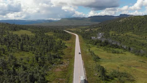 Cars-Driving-Through-The-Norwegian-National-Road-9-Along-The-Forest-And-River-In-Setesdal,-Agder,-Norway