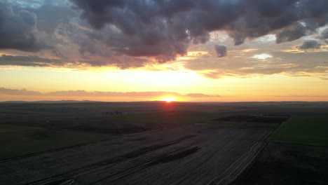 Goldener-Horizont-Sonnenuntergang-Im-Vorort-Clifton,-Toowoomba,-Australien-003