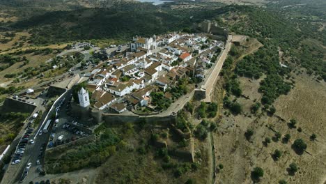 Movimiento-Circular-Aéreo-4k-Del-Pueblo-Tradicional-De-Monsaraz-En-Portugal