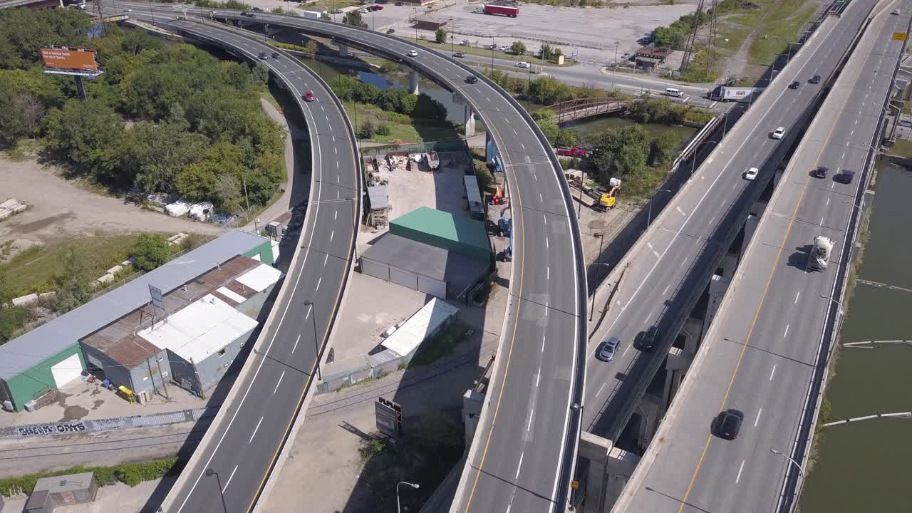 교통량이 많은 대도시 고속도로의 정적인 전망