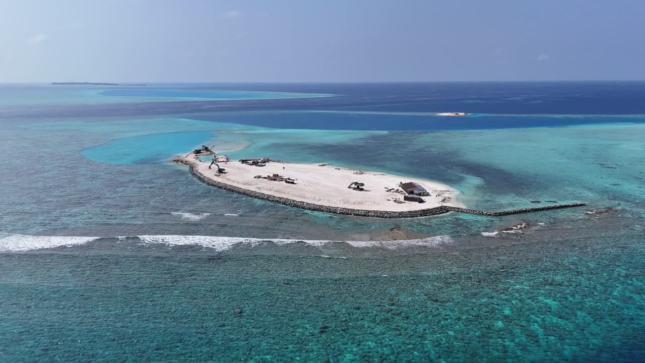 Vista aerea con drone del recupero di un'isola e della costruzione di un resort alle Maldive.
