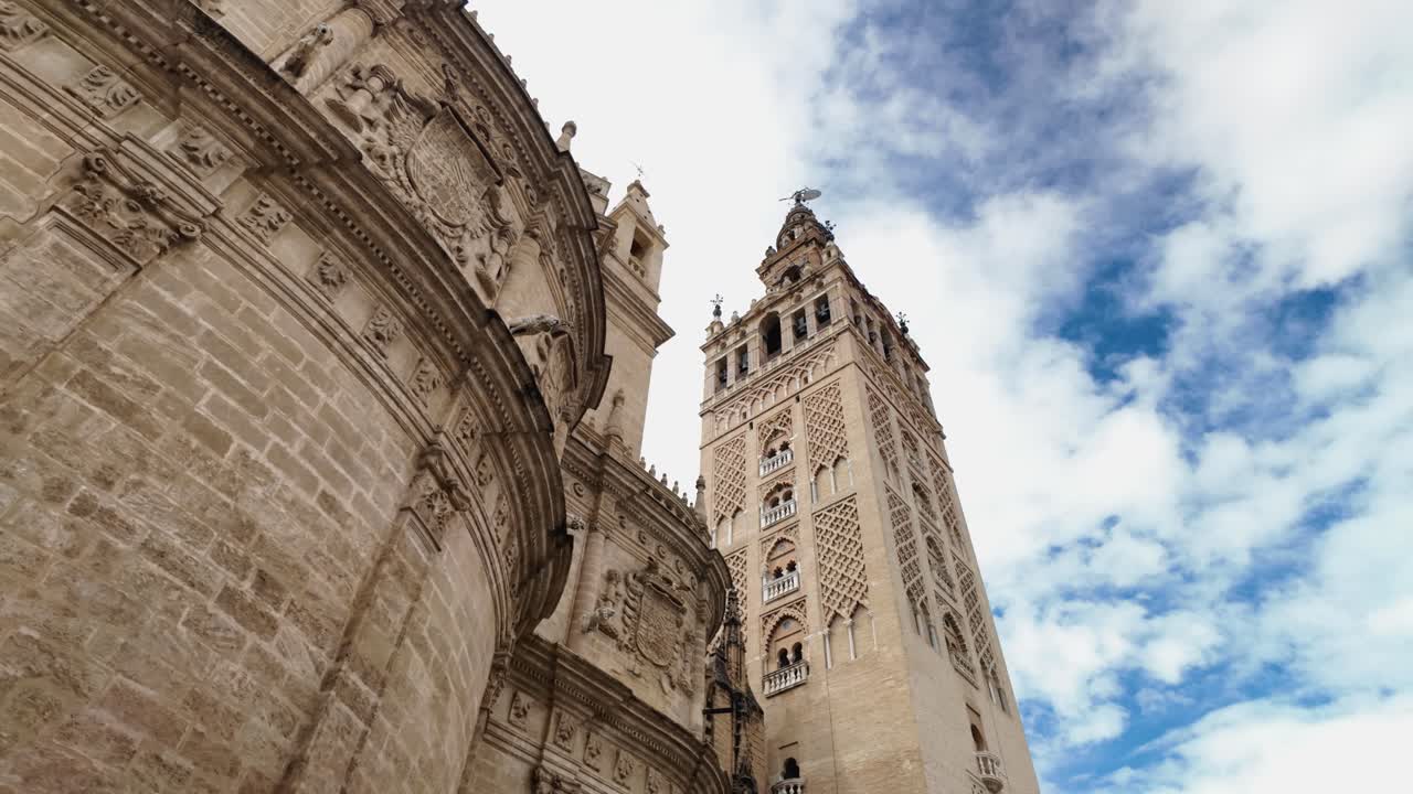 Video al rallentatore della Cattedrale di Siviglia con la torre della Giralda