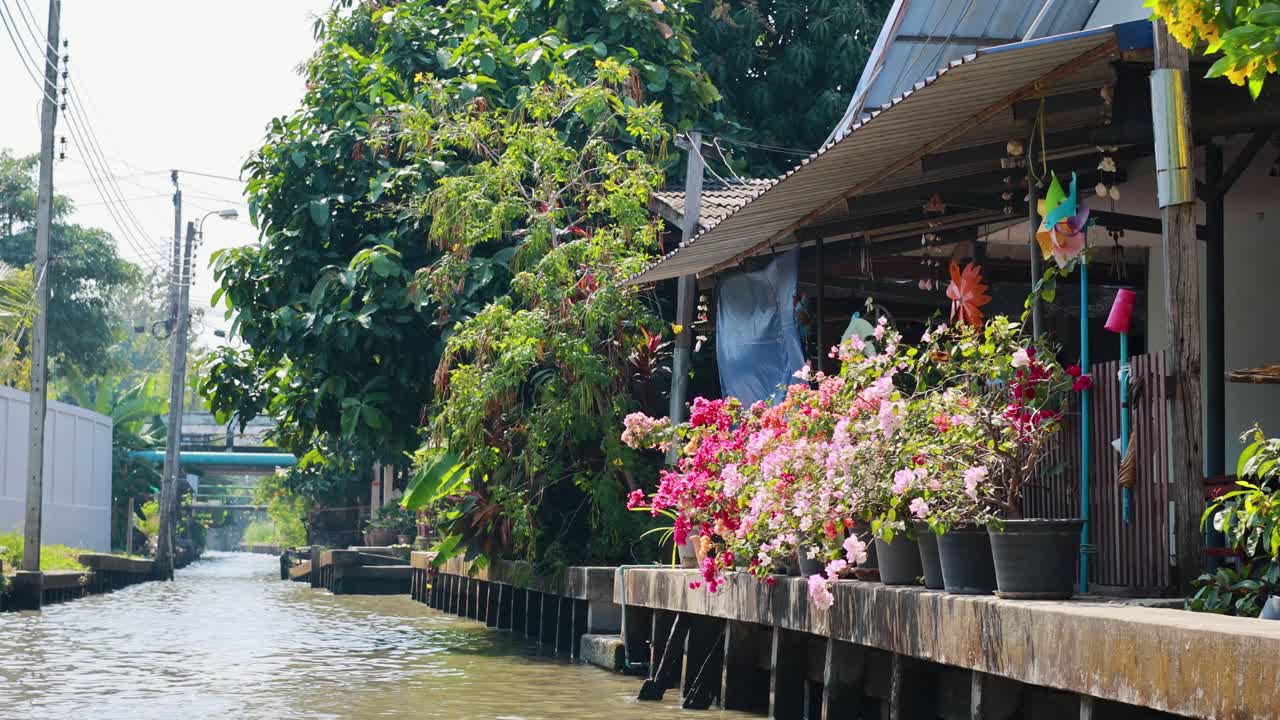 방 의 떠다니는 시장 에 있는 운하 를 따라 있는 경치 좋은 꽃 가게