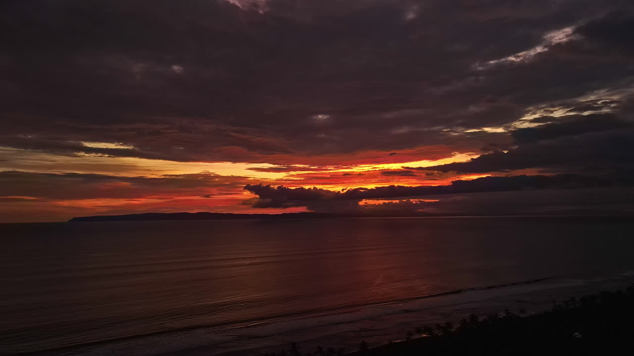 Die Küste Costa Ricas enthüllt einen faszinierenden Sonnenuntergang, der den Himmel in leuchtende Farben taucht.