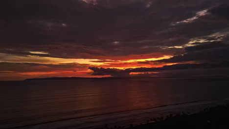 La-Costa-Costarricense-Devela-Un-Fascinante-Atardecer,-Pintando-De-Matices-El-Cielo