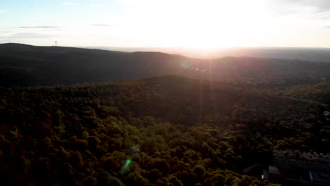 Imágenes-Aéreas-De-Drones-En-Las-Colinas-De-Buda,-Amanecer