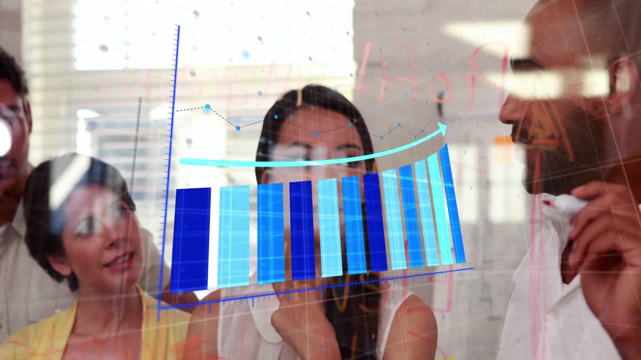 animación de flecha en gráficos, gerente diverso explicando la estrategia a los compañeros de trabajo en una pared transparente