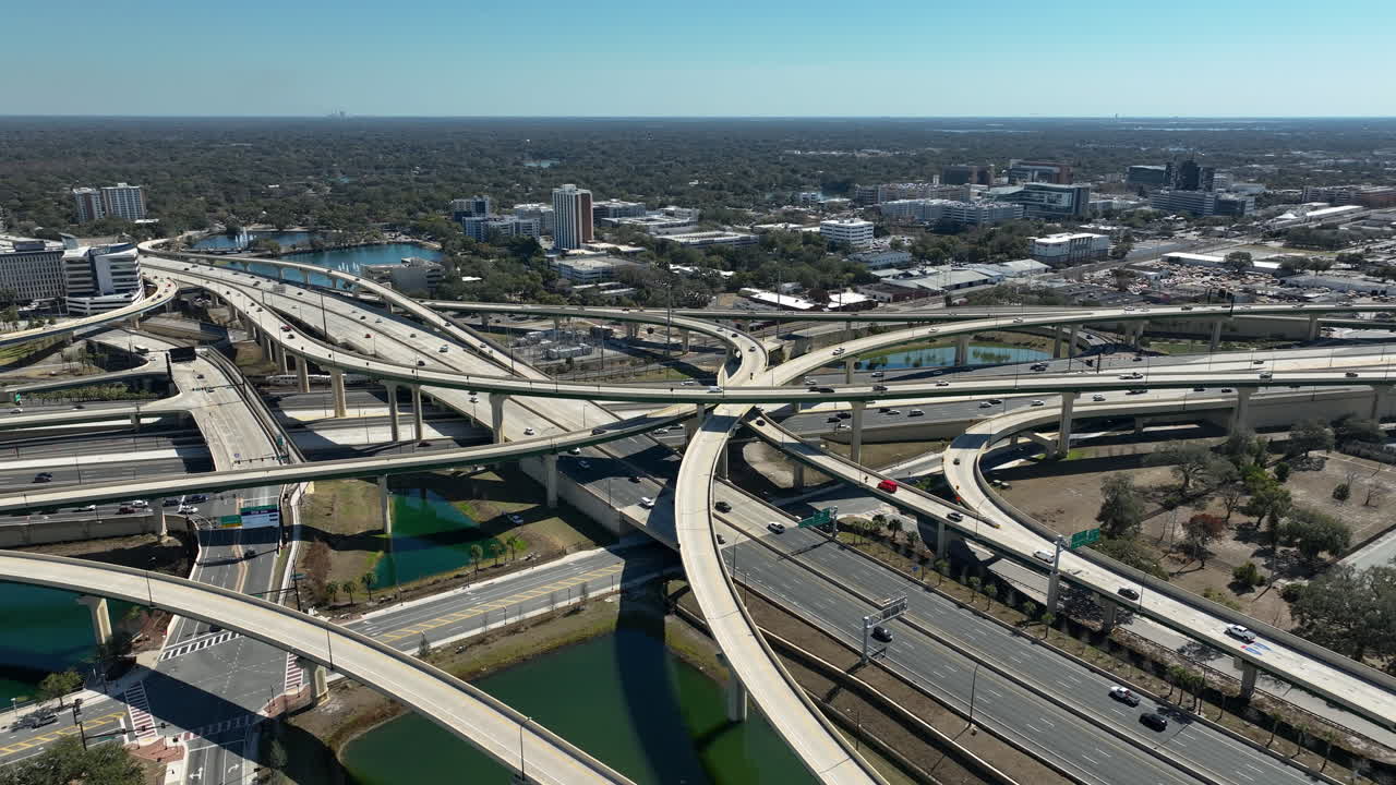 Gambar drone sudut lebar menampilkan pusat kota Orlando dan persimpangan jalan raya utama yang menghubungkan kawasan bisnis kota