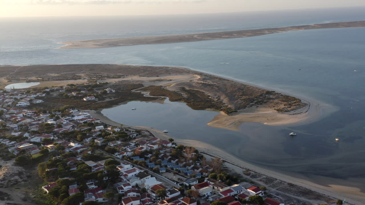 vista aérea de la isla de armona con casas de playa en moncarapacho, portugal.