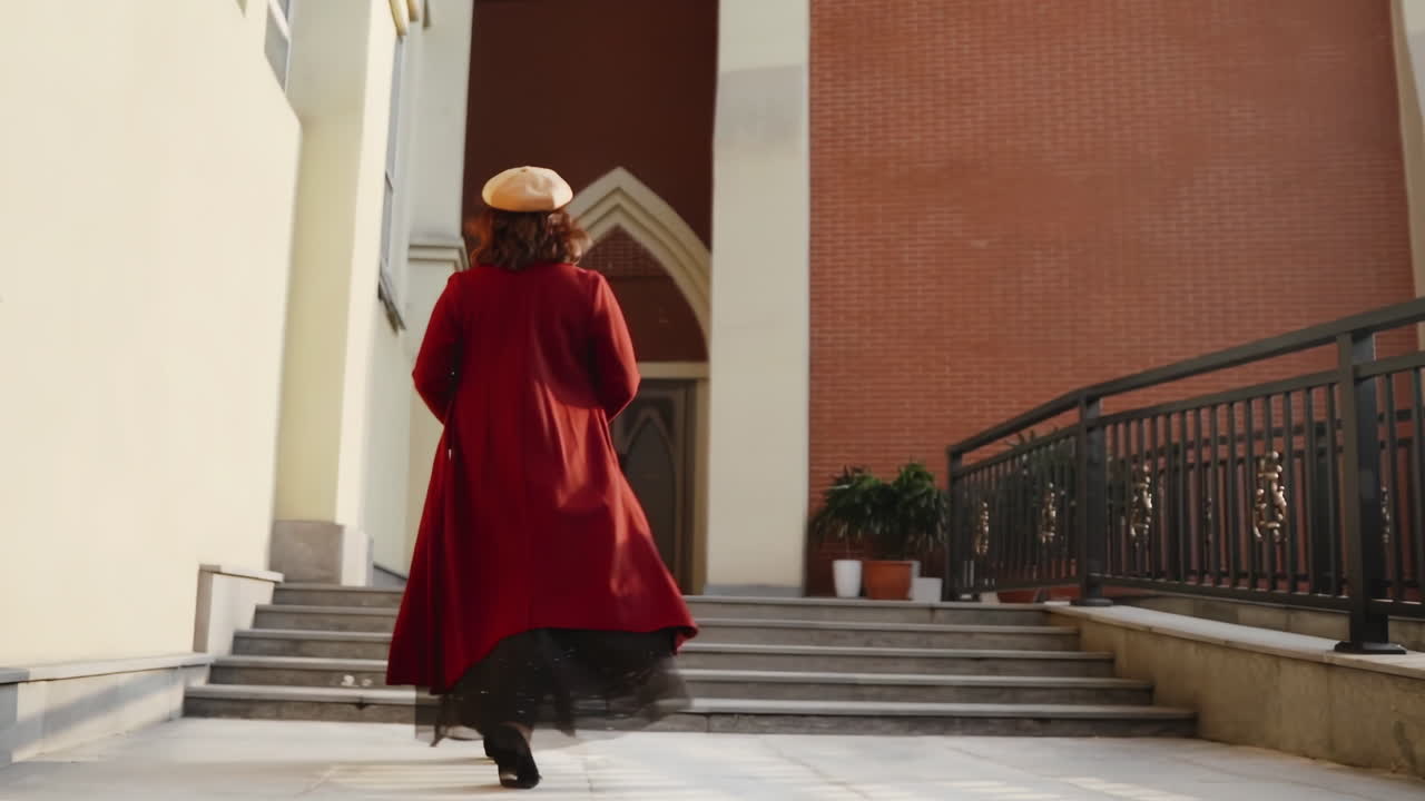 Giovane donna asiatica felice e sorridente, con vestiti alla moda ed eleganti e borse della spesa luminose e colorate, sta usando il suo smartphone mentre cammina nel centro commerciale.