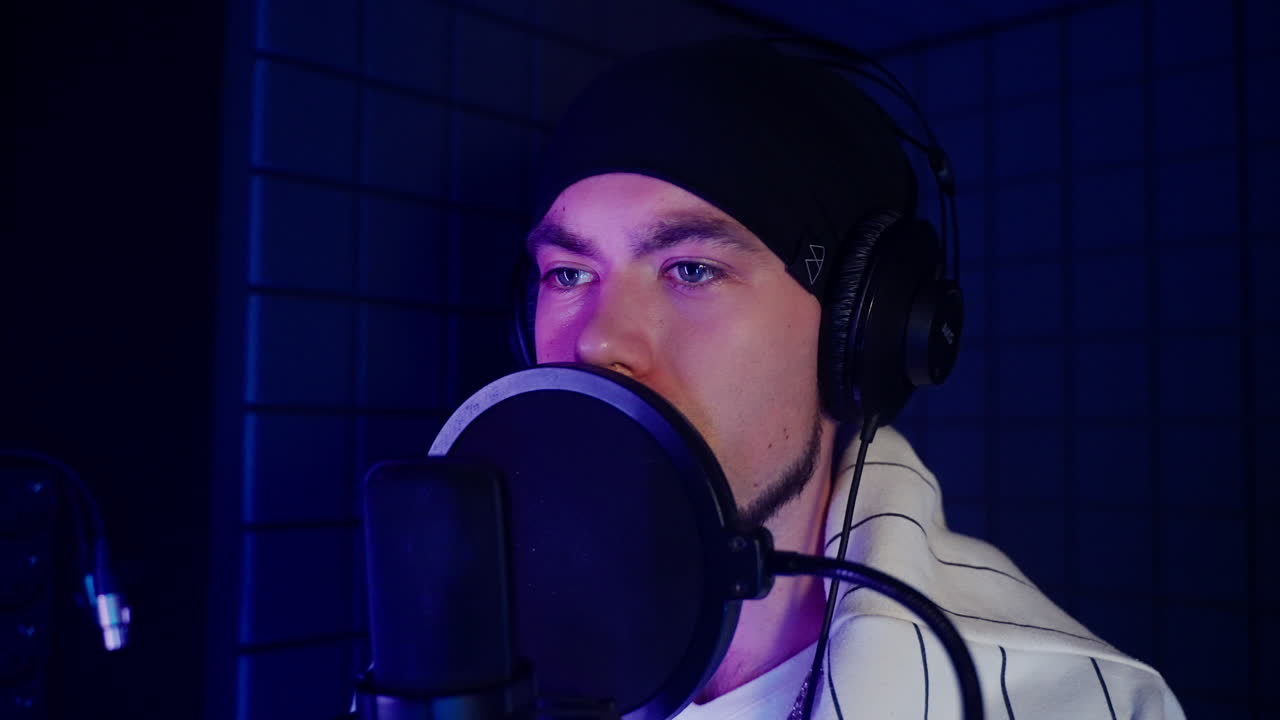 스튜디오에서 녹음하는 음악가