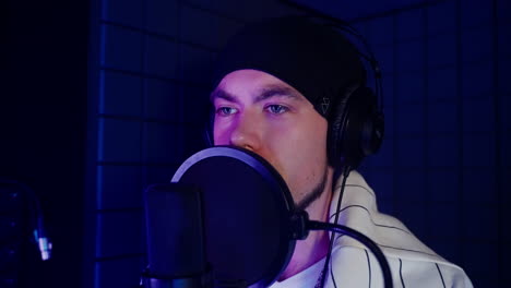 músico grabando en un estudio