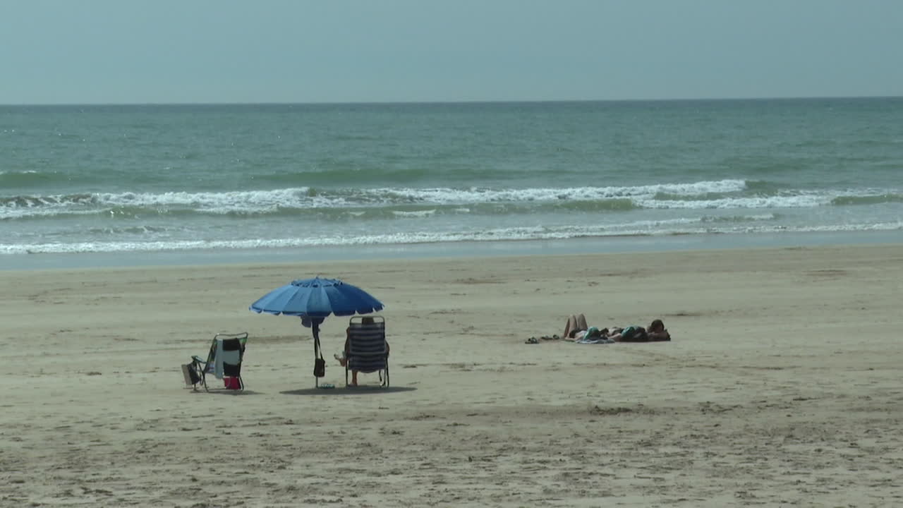 휴식을 취하는 사람 들 과 함께 해변 장면