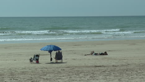 escena de la playa con la gente relajándose