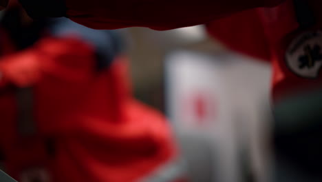 médicos de ambulancia irreconocibles manos tomando camillas para primeros auxilios