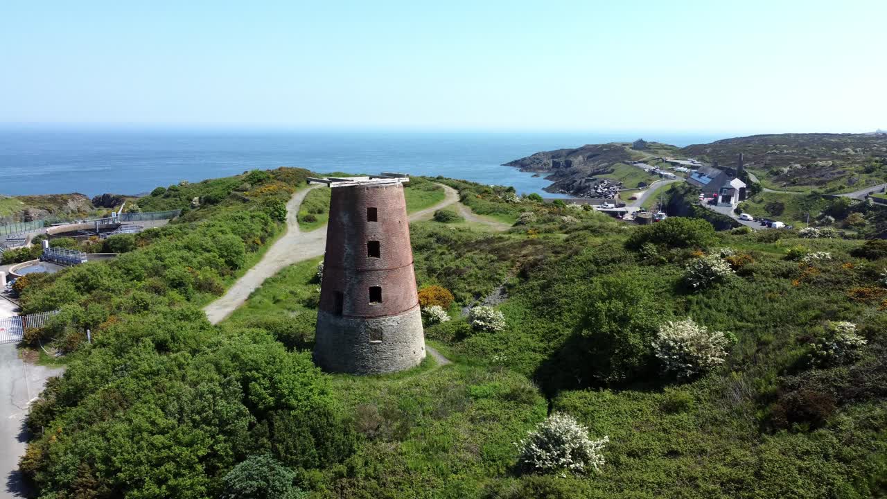 порт амлвх красный кирпич заброшенная заброшенная деревянная ветряная мельница вид с воздуха северный англси уэльс медленный подъем вправо